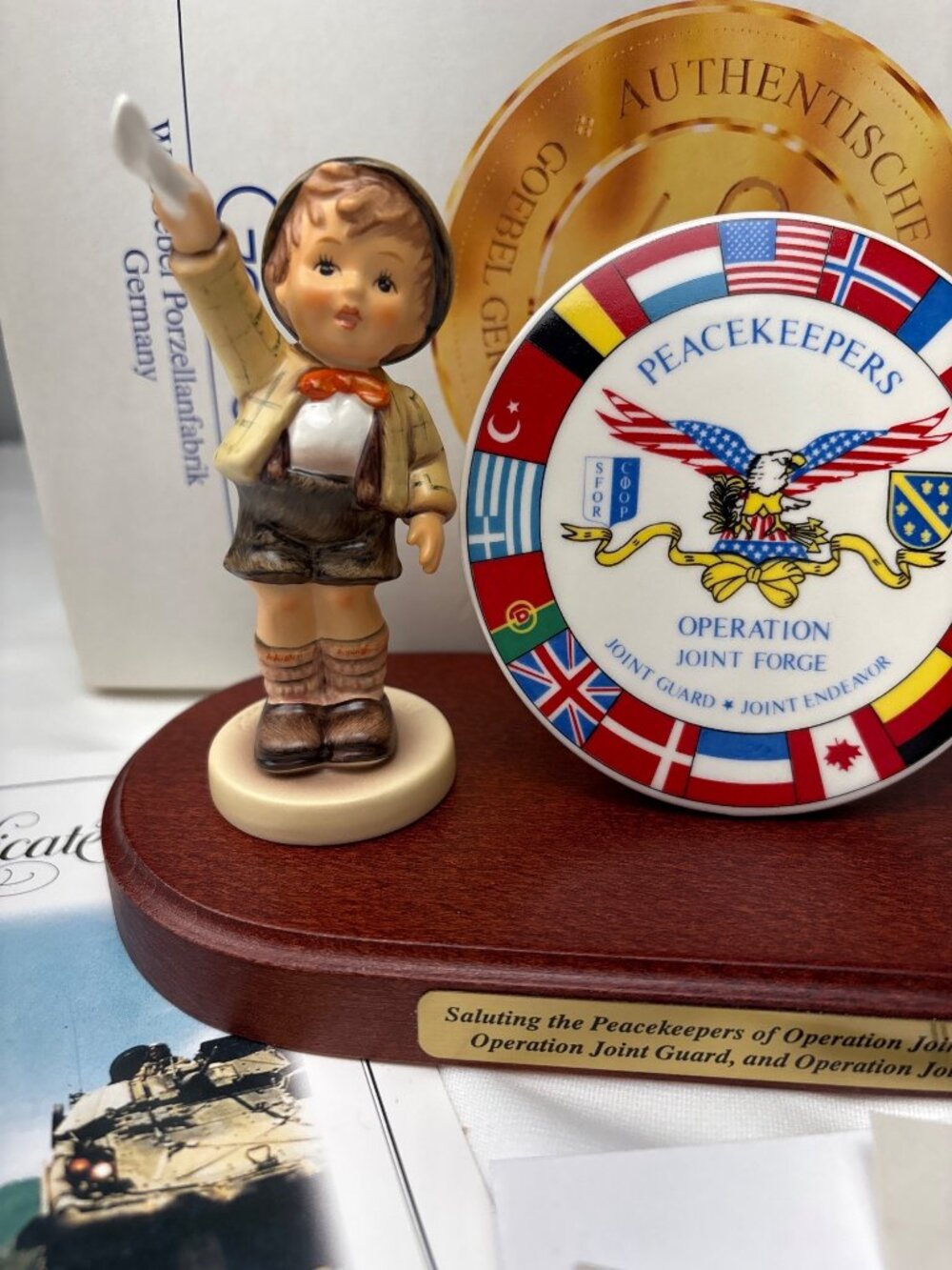 Hummel Peacekeepers Figures 495 Joint Endeavor Plaque Box & Paperwork Display - Picture 2 of 16